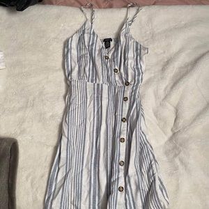super cute dress!